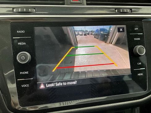 Used 2023 Volkswagen Tiguan SE w/ Panoramic Sunroof Package image 30