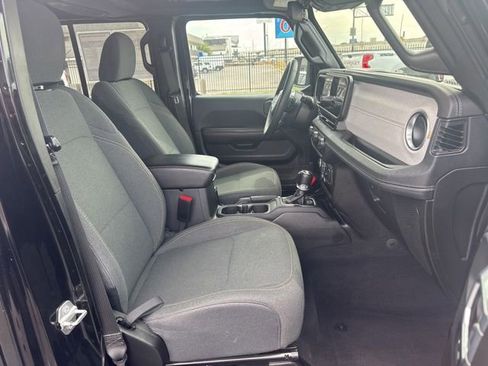 Used 2025 Jeep Wrangler Unlimited Sahara AWD/4WD image 17