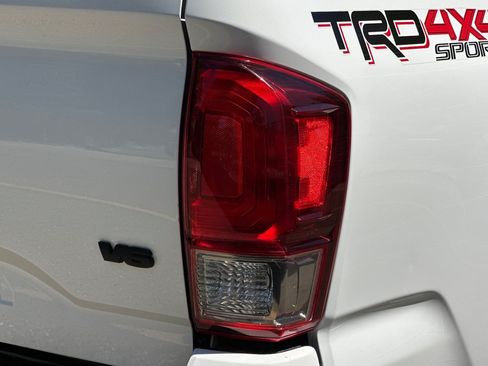 Used 2016 Toyota Tacoma TRD Sport AWD/4WD image 29