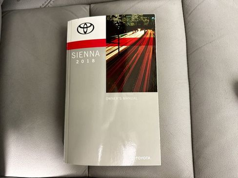 Used 2018 Toyota Sienna XLE image 40