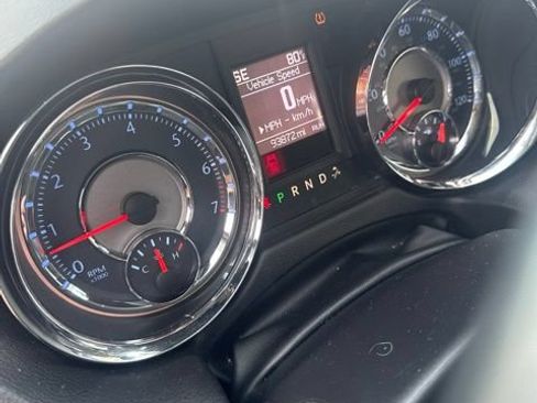 Used 2014 Chrysler Town & Country Touring FWD image 4