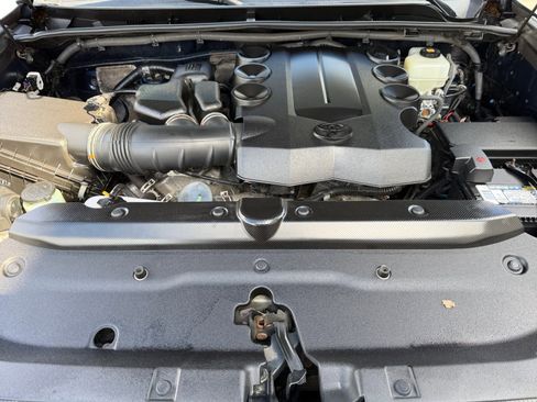Used 2019 Toyota 4Runner SR5 AWD/4WD image 7