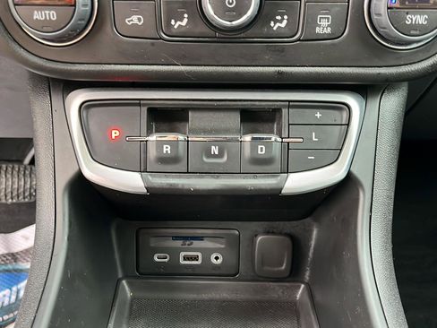 Used 2022 GMC Terrain SLT w/ Tech Package image 22