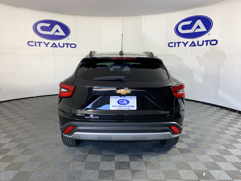 Used 2025 Chevrolet Trax LT FWD image 4