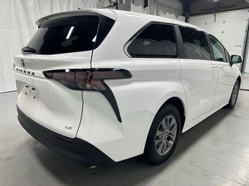 Used 2025 Toyota Sienna LE image 7