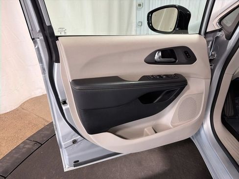 Used 2024 Chrysler Pacifica Touring-L FWD image 4