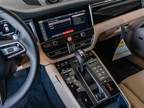 Certified 2025 Porsche Macan AWD/4WD image 19