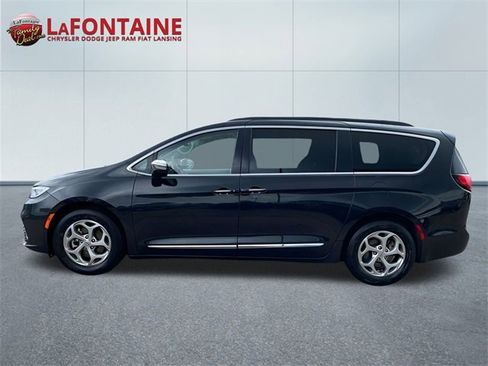 Used 2023 Chrysler Pacifica Limited image 4