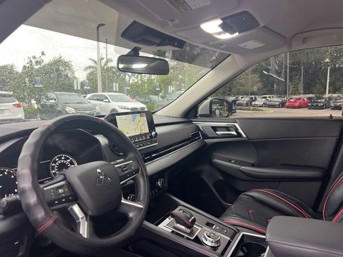 Used 2024 Mitsubishi Outlander FWD image 35