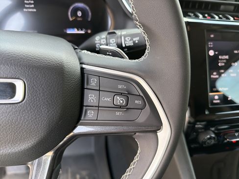 Used 2023 Jeep Grand Cherokee Laredo AWD/4WD image 25