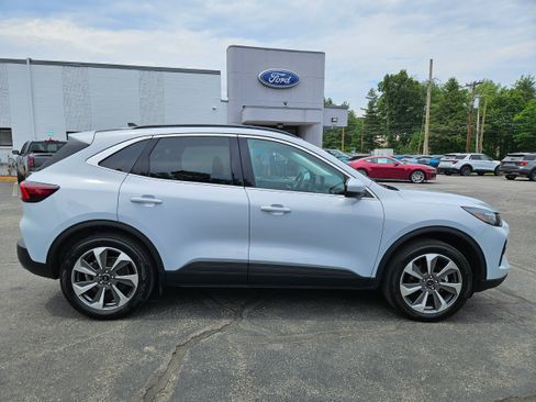 Certified 2025 Ford Escape Platinum w/ Class II Trailer Tow Package AWD/4WD image 4