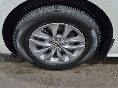 Used 2021 Toyota Sienna XLE image 12