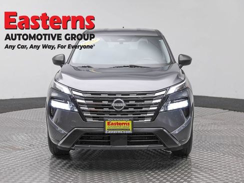 Used 2024 Nissan Rogue S AWD/4WD image 2