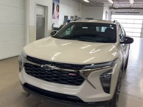 New 2026 Chevrolet Trax RS w/ Sunroof Package image 4