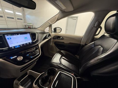 Used 2023 Chrysler Pacifica Touring-L FWD image 20
