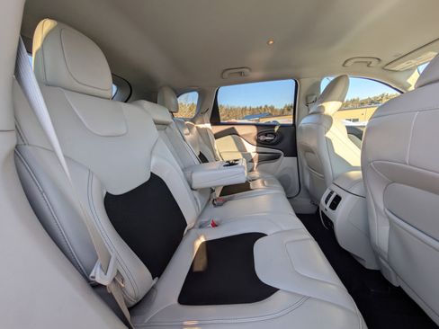 Used 2021 Jeep Cherokee Latitude Plus image 38