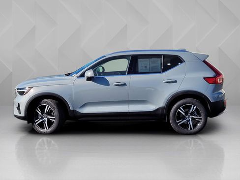 Certified 2025 Volvo XC40 B5 Core image 3