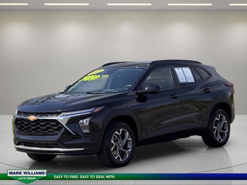 Used 2025 Chevrolet Trax LT FWD image 7