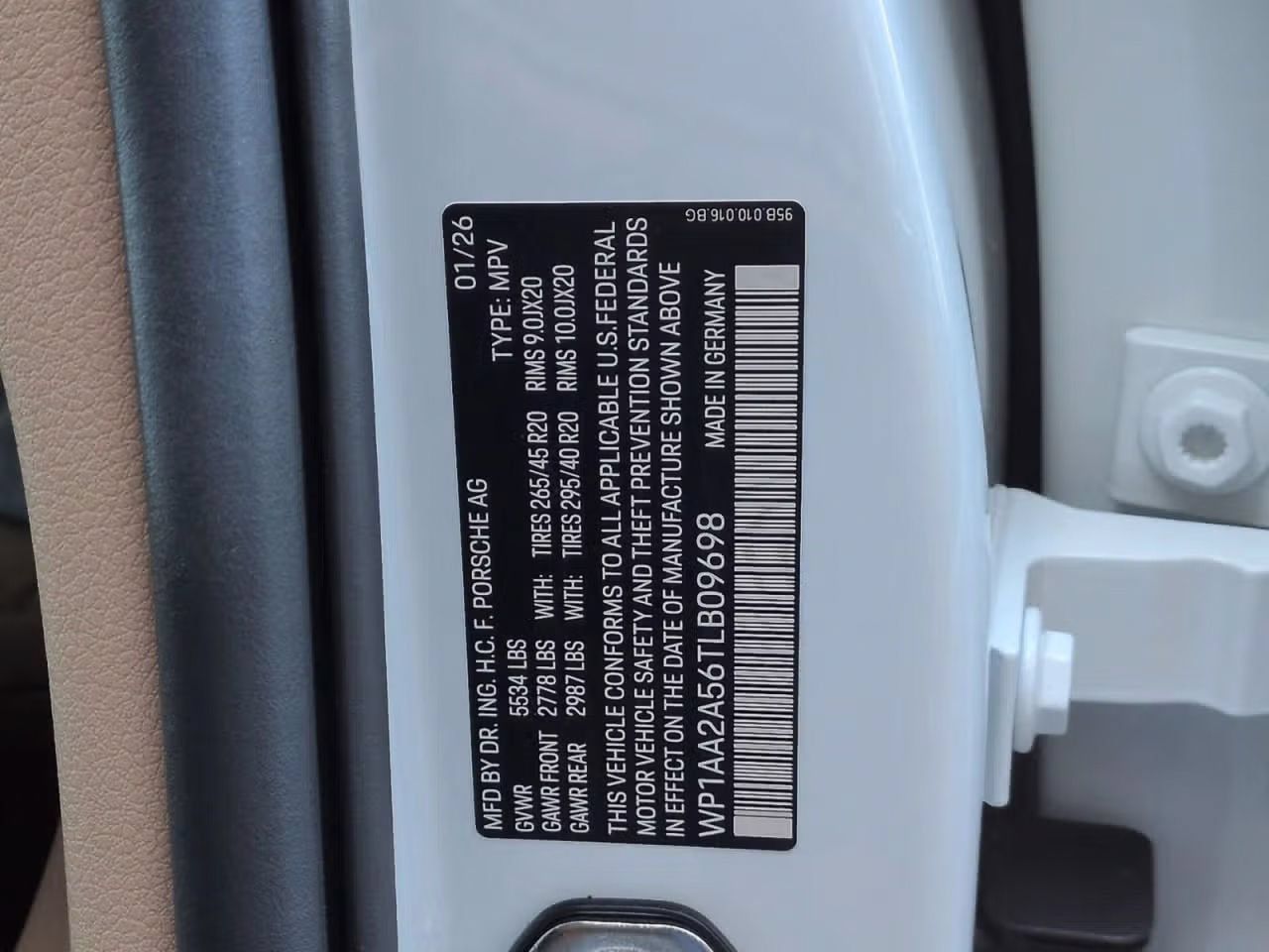 Certified 2026 Porsche Macan AWD/4WD image 28