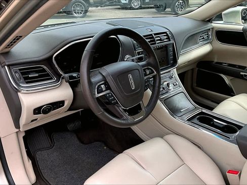 Used 2017 Lincoln Continental Premiere image 18
