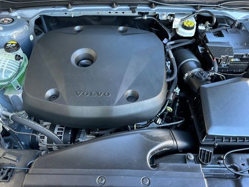 Used 2021 Volvo XC40 T5 Momentum w/ Premium Package image 24