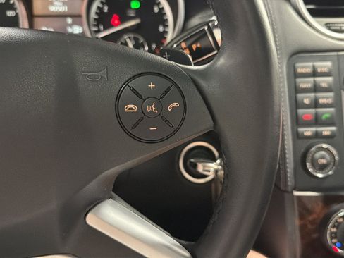 Used 2011 Mercedes-Benz GL 550 4MATIC image 24