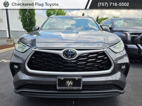 Used 2023 Toyota Highlander XLE FWD image 2