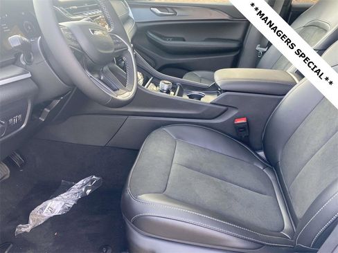 New 2025 Jeep Grand Cherokee Altitude image 13