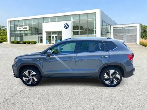 Certified 2024 Volkswagen Taos SE w/ Panoramic Sunroof Package AWD/4WD image 2