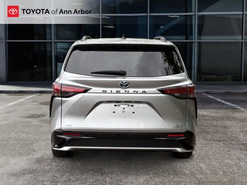 Used 2023 Toyota Sienna XSE w/ XSE Plus Package AWD/4WD image 4