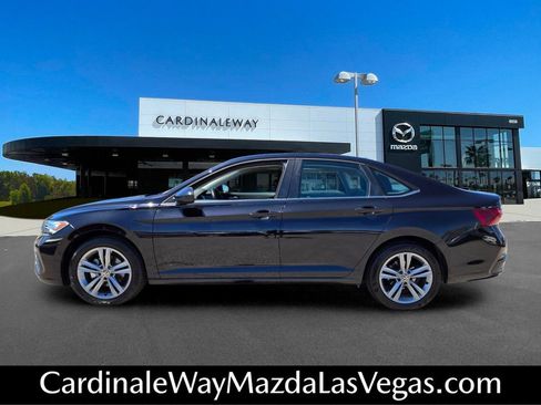Used 2024 Volkswagen Jetta SE FWD image 3