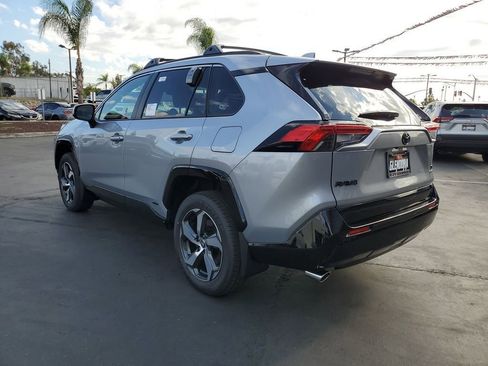 New 2025 Toyota RAV4 SE image 5