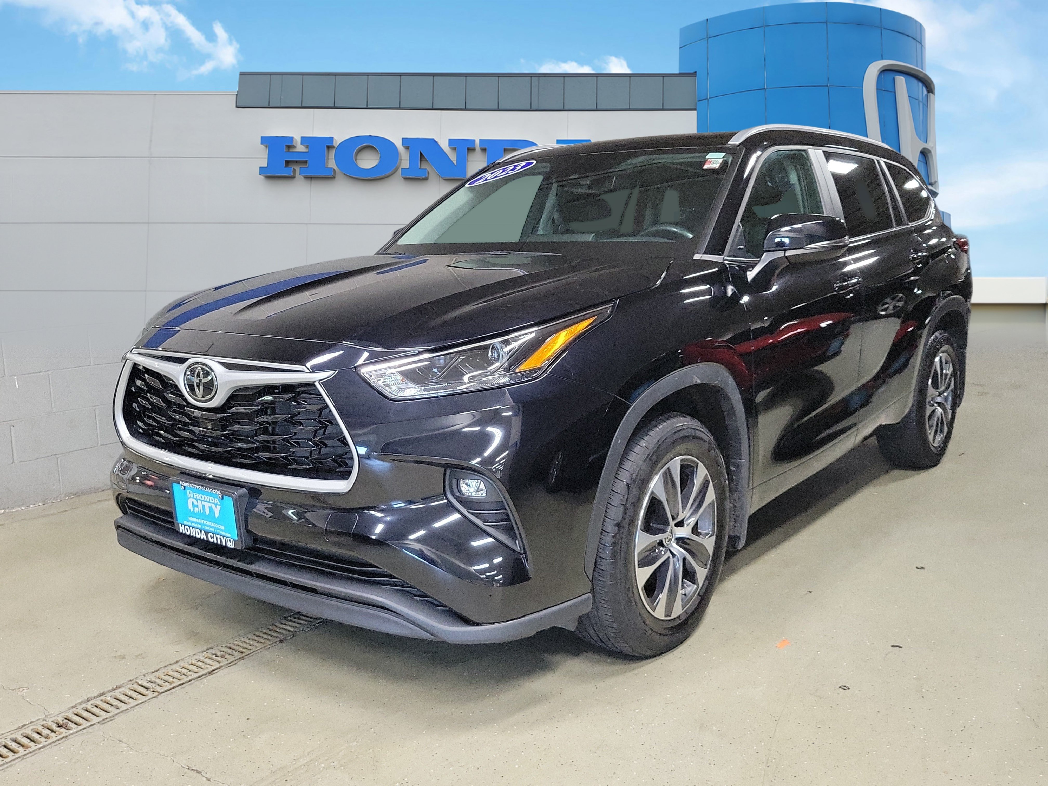Used 2023 Toyota Highlander XLE AWD/4WD image 2