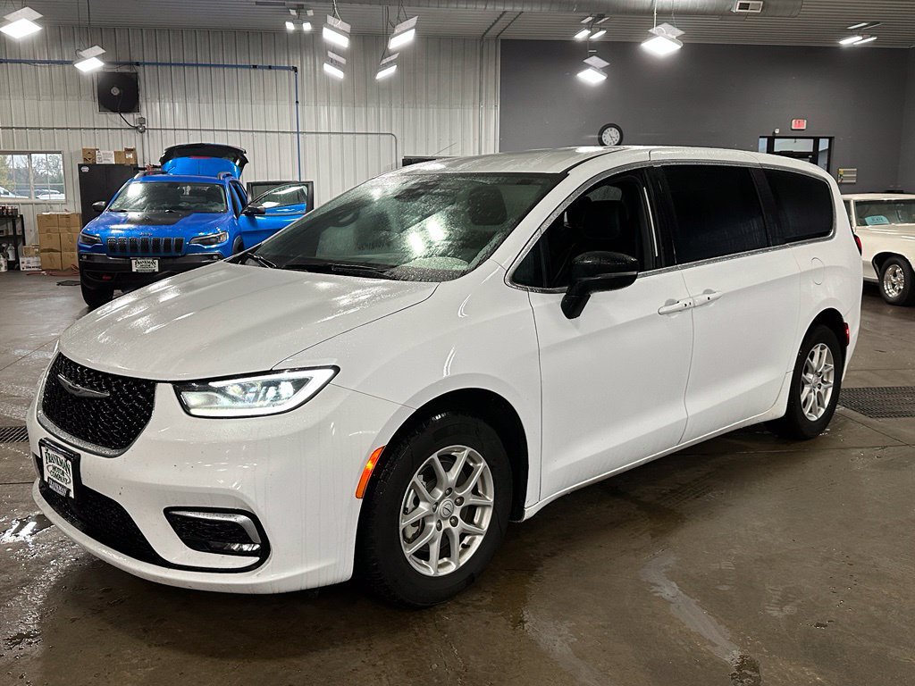 Used 2025 Chrysler Pacifica Select FWD image 4