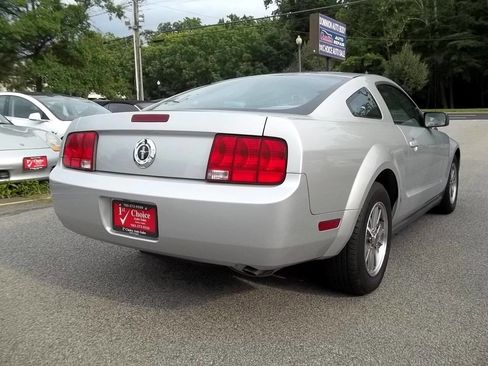 Used 2005 Ford Mustang Premium image 3