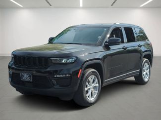 Used 2023 Jeep Grand Cherokee Limited w/ Black Appearance Package AWD/4WD video 1