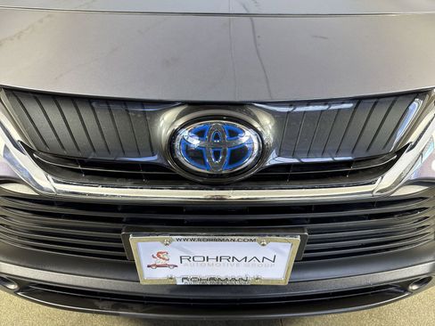 Used 2024 Toyota Venza LE image 25