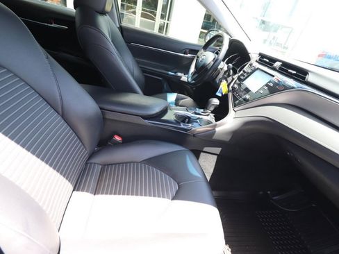 Used 2018 Toyota Camry SE image 12