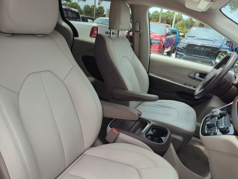 Used 2018 Chrysler Pacifica Touring-L w/ Advanced Safetytec Group FWD image 23