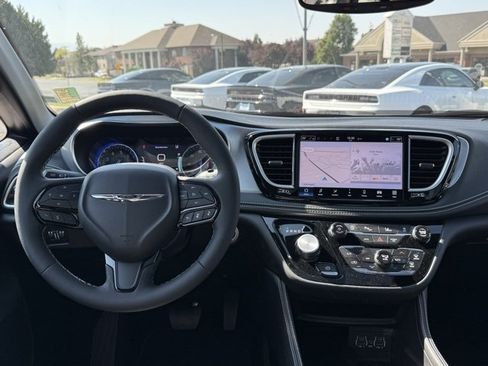 New 2025 Chrysler Pacifica Limited image 28