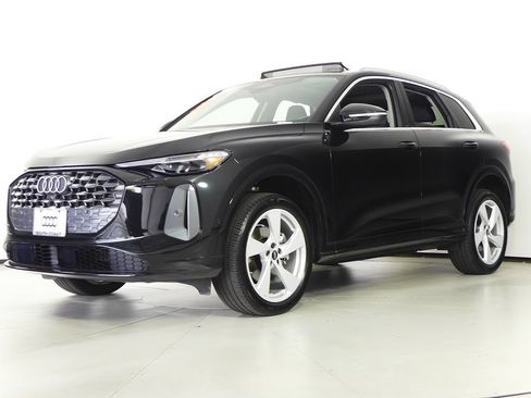 Used 2025 Audi Q5 Premium Plus w/ Premium Plus AWD/4WD image 2
