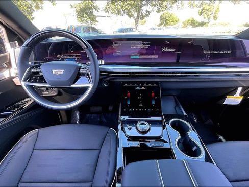 New 2026 Cadillac Escalade ESV Luxury w/ LPO, Floor Liner Package AWD/4WD image 7