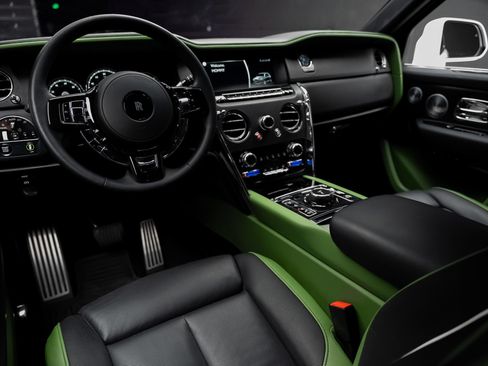 Used 2024 Rolls-Royce Cullinan w/ Cullinan Package AWD/4WD image 3