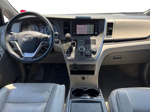 Used 2018 Toyota Sienna XLE w/ XLE Navigation Package FWD image 12