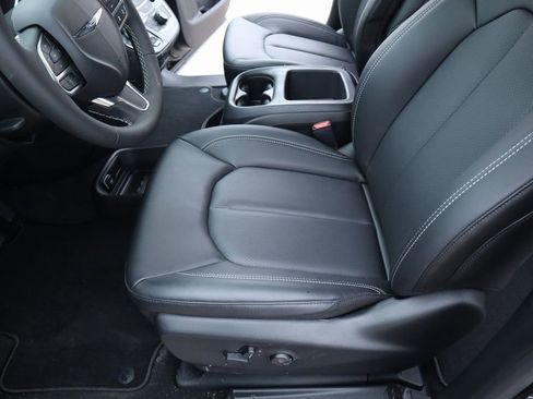 New 2026 Chrysler Pacifica Select AWD/4WD image 11