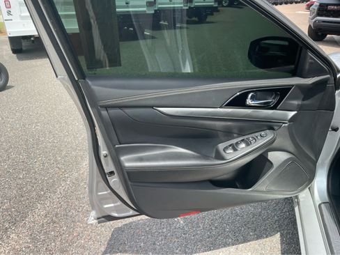 Used 2021 Nissan Maxima 3.5 SV w/ Floor Mat Group FWD image 12