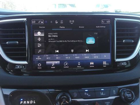 Used 2023 Chrysler Pacifica Touring-L image 6