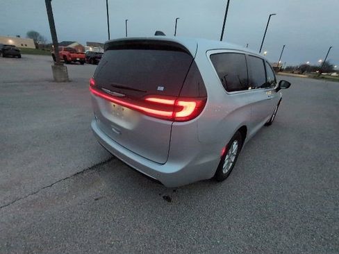 Used 2024 Chrysler Pacifica Touring-L image 6