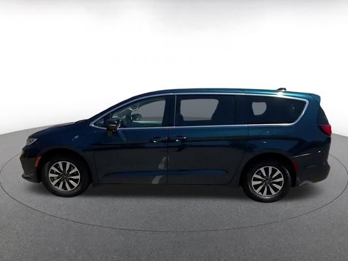 Used 2023 Chrysler Pacifica Touring-L FWD image 7