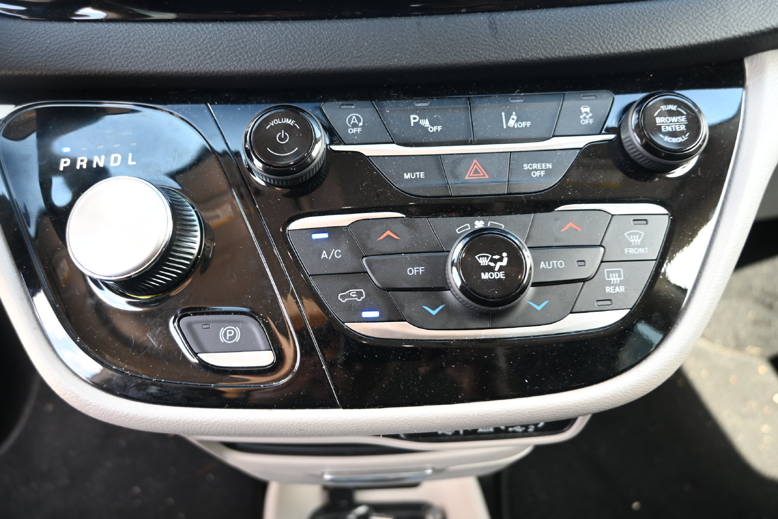 Used 2024 Chrysler Pacifica Touring-L FWD image 20